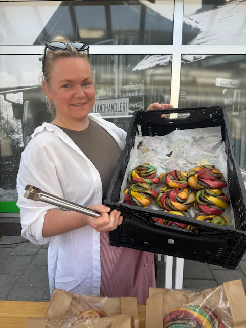 Lene Aker fra Mariholtet Sportsstue hadde med seg pride-boller.