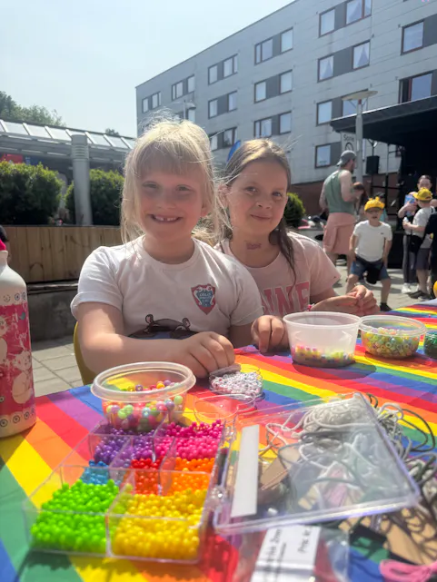 Mariana og Zlata lagde armbånd og koste seg. Zlata hadde rukket å spise ni is før klokka var 13.00.