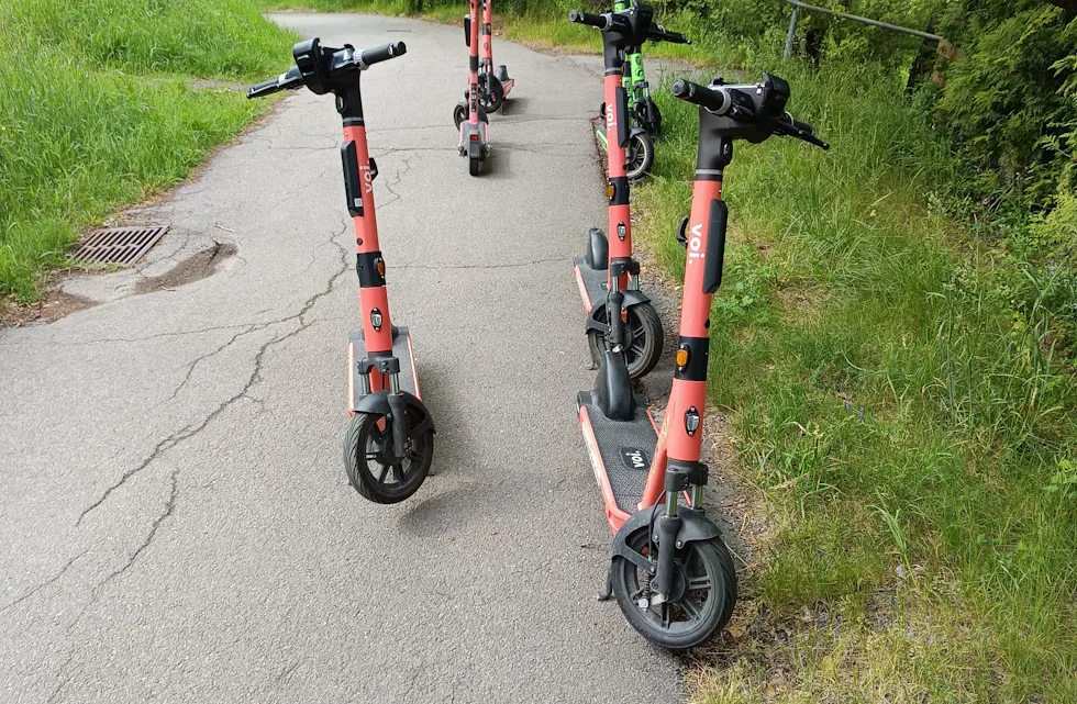 LUTA LEI AV SPARKESYKLER: Lokalpolitikerne på Grorud er frustrerte over at over at el-sparkesyklene gjorde sitt inntog uten verken noen plan eller lokal medvirkning.
