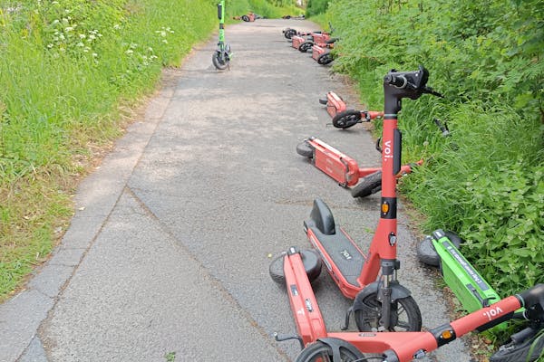 LIGGER STRØDD: Dette synet møtte Olav på en gangvei ved Stasjonsfjellet skole. Elsparkesyklene har gått fra å gjøre ham irritert til forbanna, sier han til avisa.