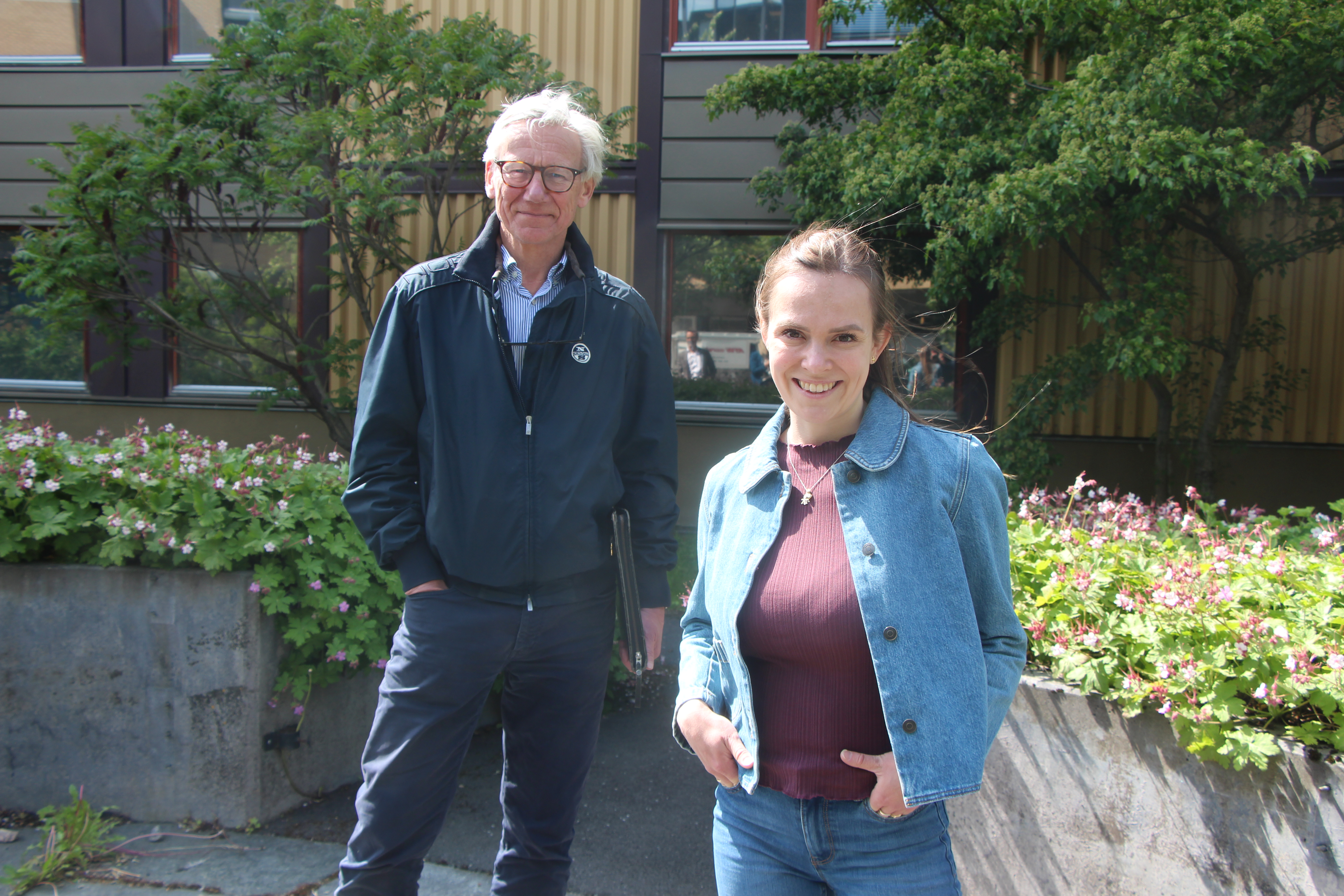 FORNØYDE: Interessen var laber, sier byråd James Stove Lorentzen som imidlertid er glad salget endelig er gjennomført. Bydelutvalgsleder Mari Morken sier det har pågått uønsket aktivitet ved sykehjemmet siden det ble stengt, og er fornøyd med at det nå har gått ett steg videre. 