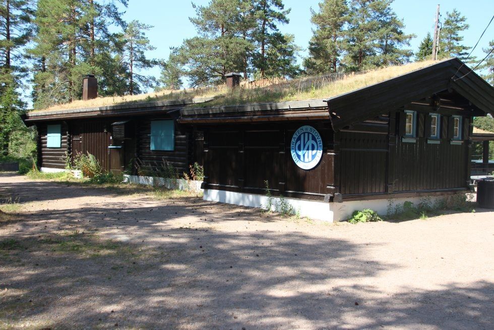 TO FLUER I EN SMEKK: Sommerjobbprogrammet til Líf Laga gir ungdommer nyttig erfaring, og folk får enda triveligere turer i marka. 