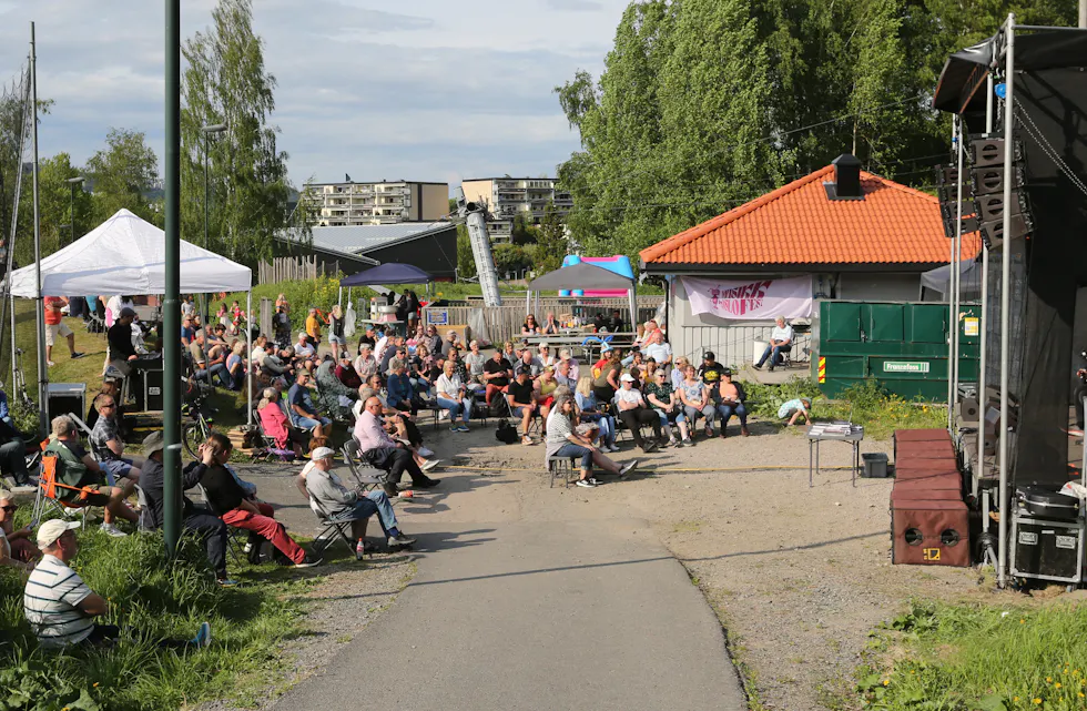 NABOLAGSFEST: Til helgen er det duket for Lindeberg Kulturfestival. Dette er fra 2023, da var det mange som kom til Jerikobanen for å oppleve Jan Eggum.