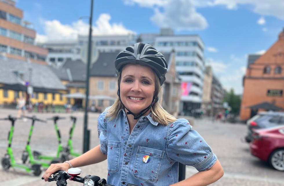 VIKTIG FREMKOMSTMIDDEL: Elsparkesyklene er godt brukt av både store og små, svarer samferdelsbyråd Marit Vea (V) og henviser til påstanden om at elsparkesyklene kun er til lek og tøys for ungdommer. Selv er foretrekker hun sykkelen.