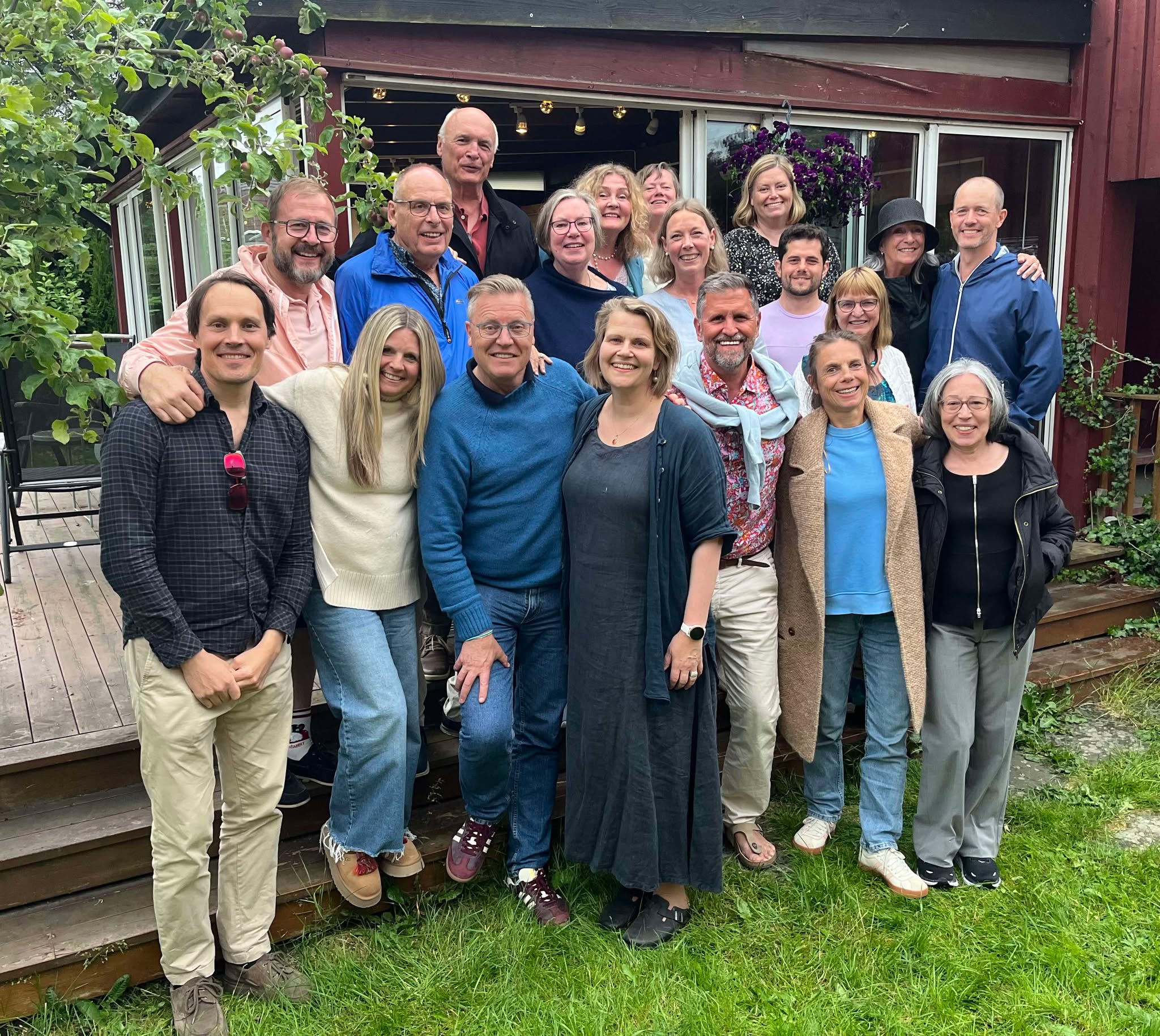 KYNDIGE OSLOGUIDER: Med lisens til å guide. Årets nyutdannede kull samlet seg til fest i hagen til familien Torbo på Høybråten.