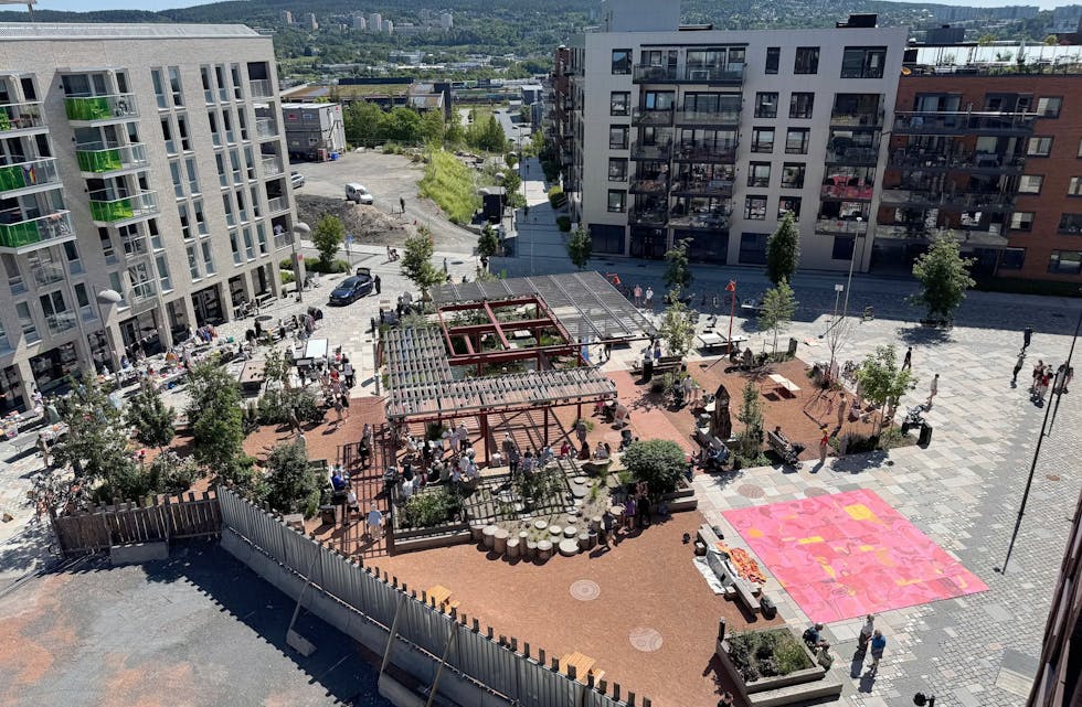 FELLES PLASS: Vollebekk torg er selve hjerte i boligmiljøet hvor beboerne kan møtes til felles glede og samhold. Foto: OBOS