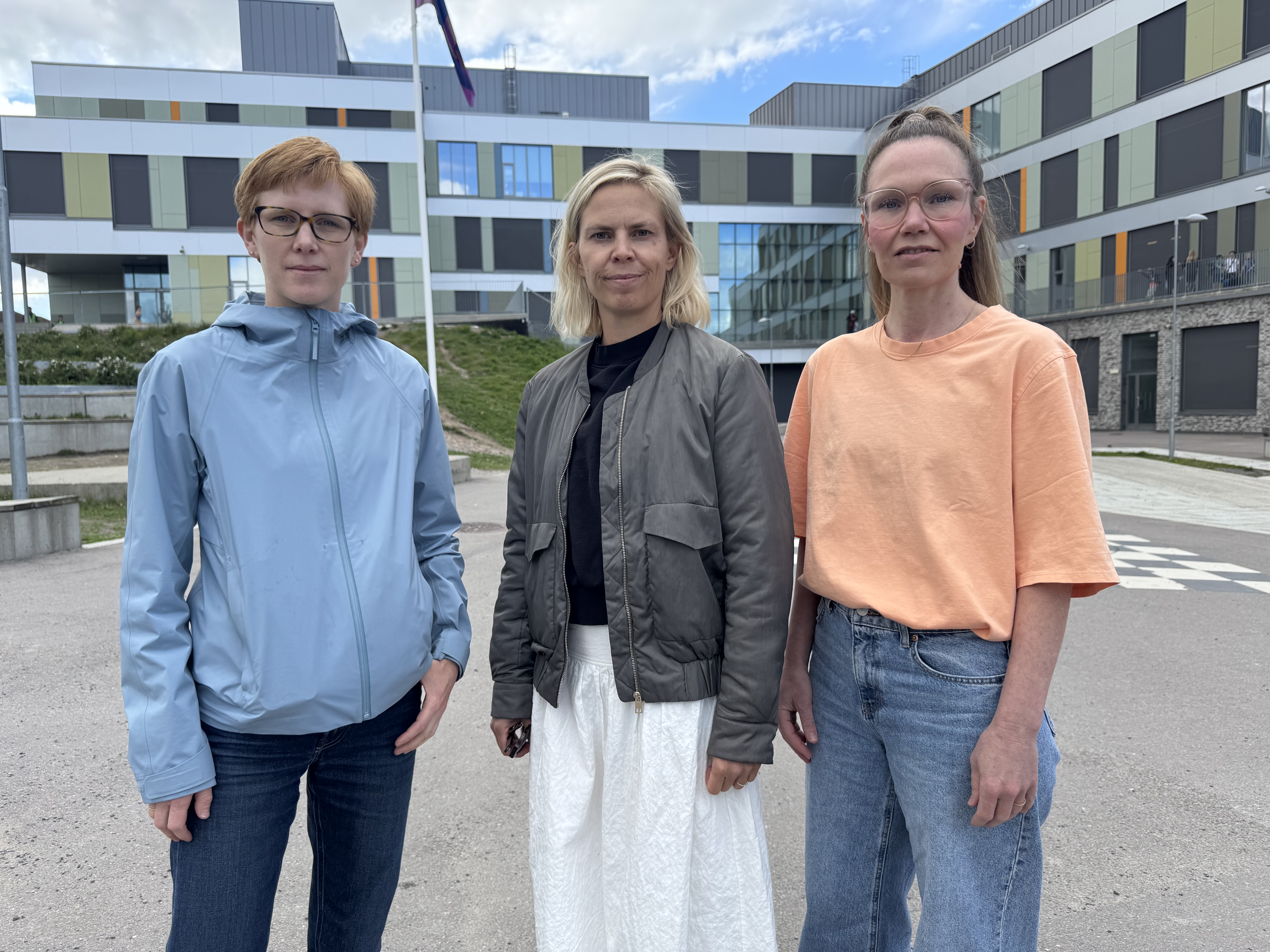 Småbarnsforeldrene Marianne Østevold (f.v), Tonje Eide og Guro Langedok Bjørnstad håper Vollebekk blir starten på et mobilopprør i Groruddalen – de vil at barn skal slippe smarttelefon helt til ungdomsskolen.