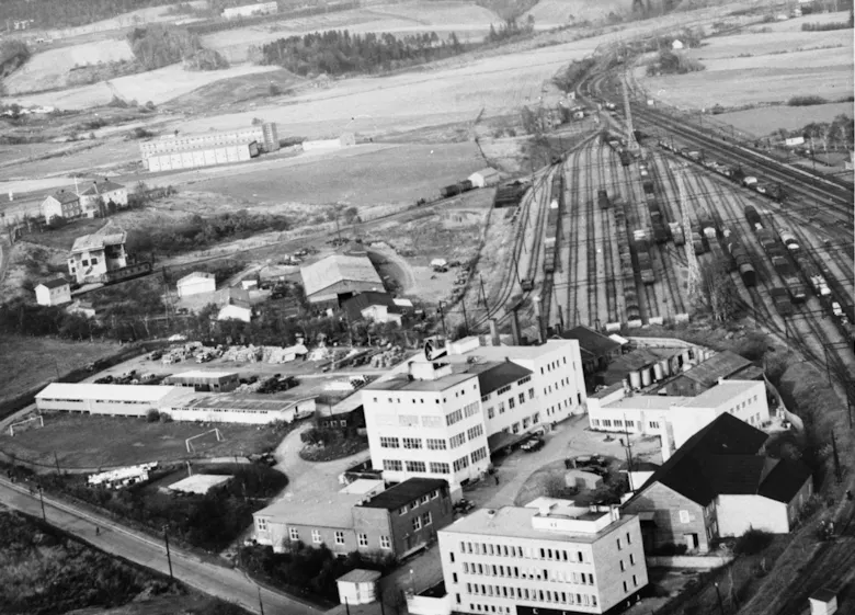 BERØMT INDUSTRIBYGG: Alf R. Bjerckes fabrikk på Alnabru. Den hvite bygningsmassen står der den dag i dag - men med en helt annen industri bak veggene. Foto: Groruddalen Historielag