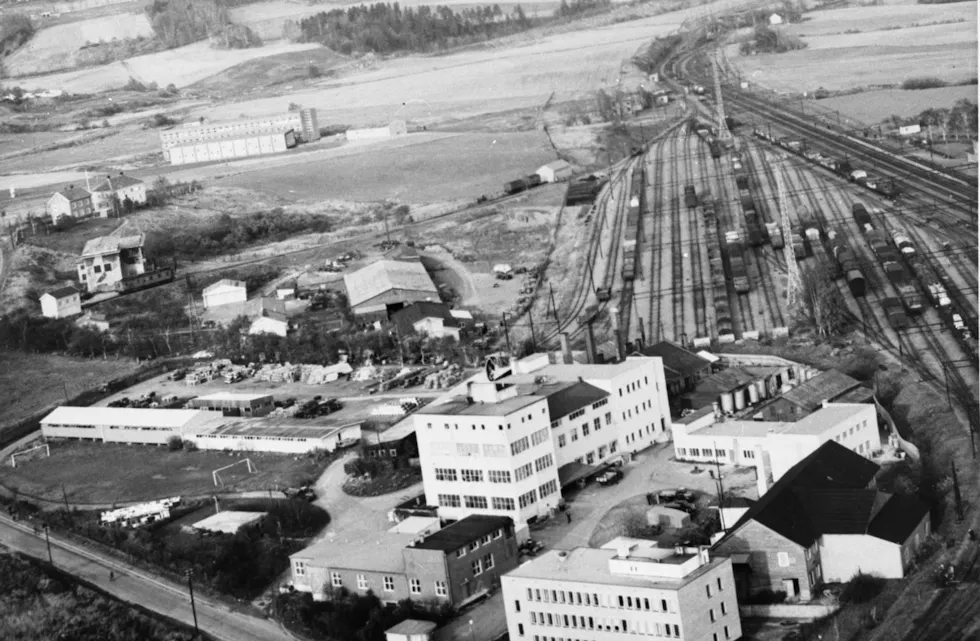 BERØMT INDUSTRIBYGG: Alf R. Bjerckes fabrikk på Alnabru. Den hvite bygningsmassen står der den dag i dag - men med en helt annen industri bak veggene. Foto: Groruddalen Historielag