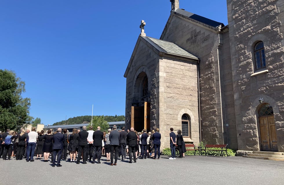 Kisten kjøres bort.