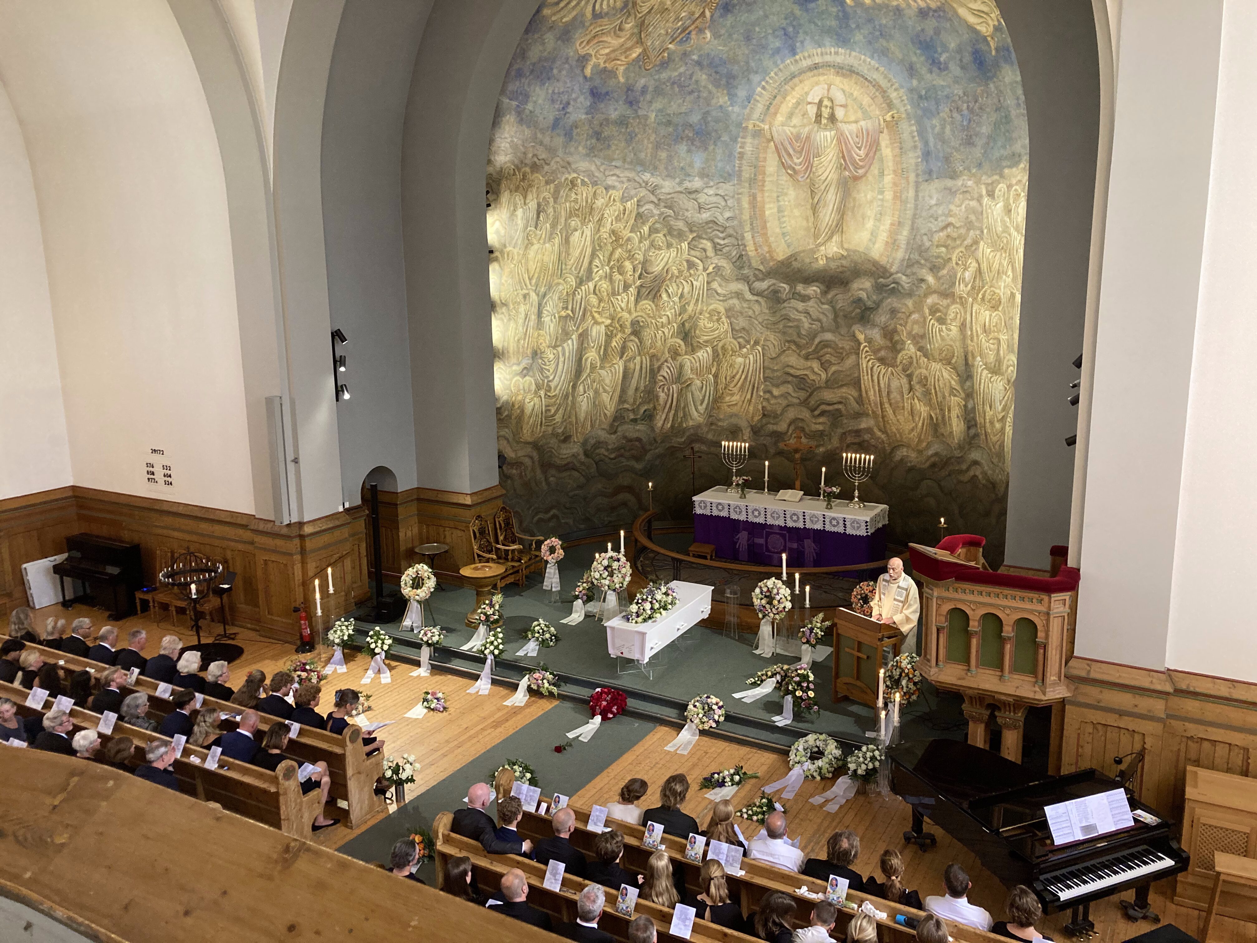 Fra bisettelsen i Grorud kirke der et tredvetalls kranser og buketter omkranset båren.