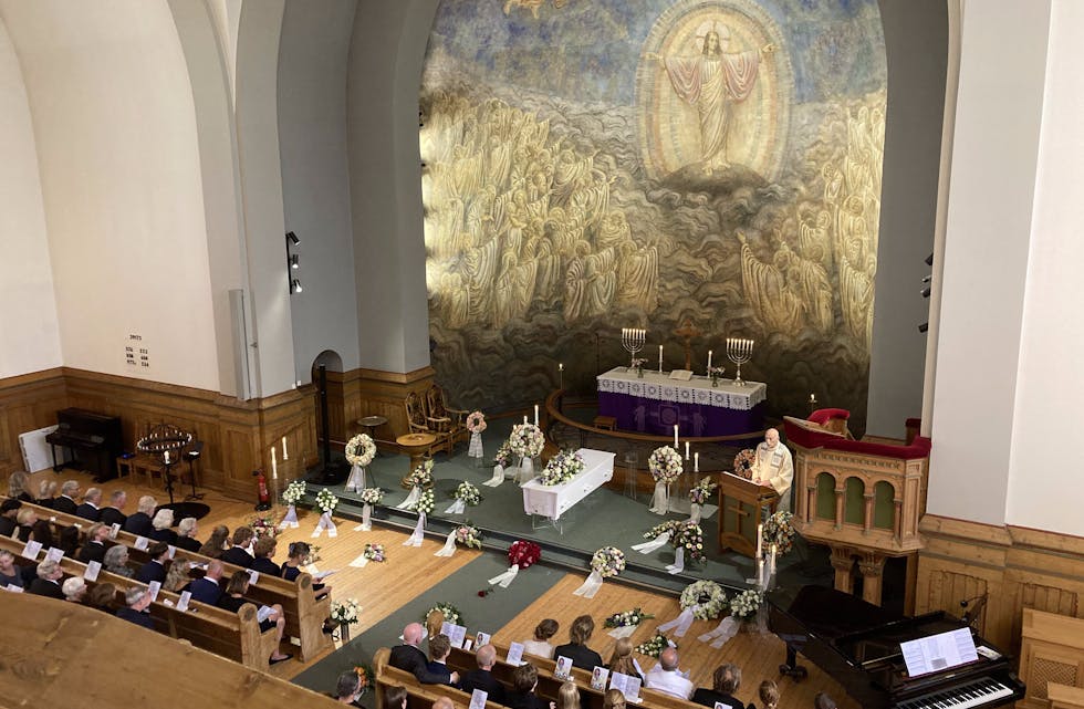 Fra bisettelsen i Grorud kirke der et tredvetalls kranser og buketter omkranset båren.