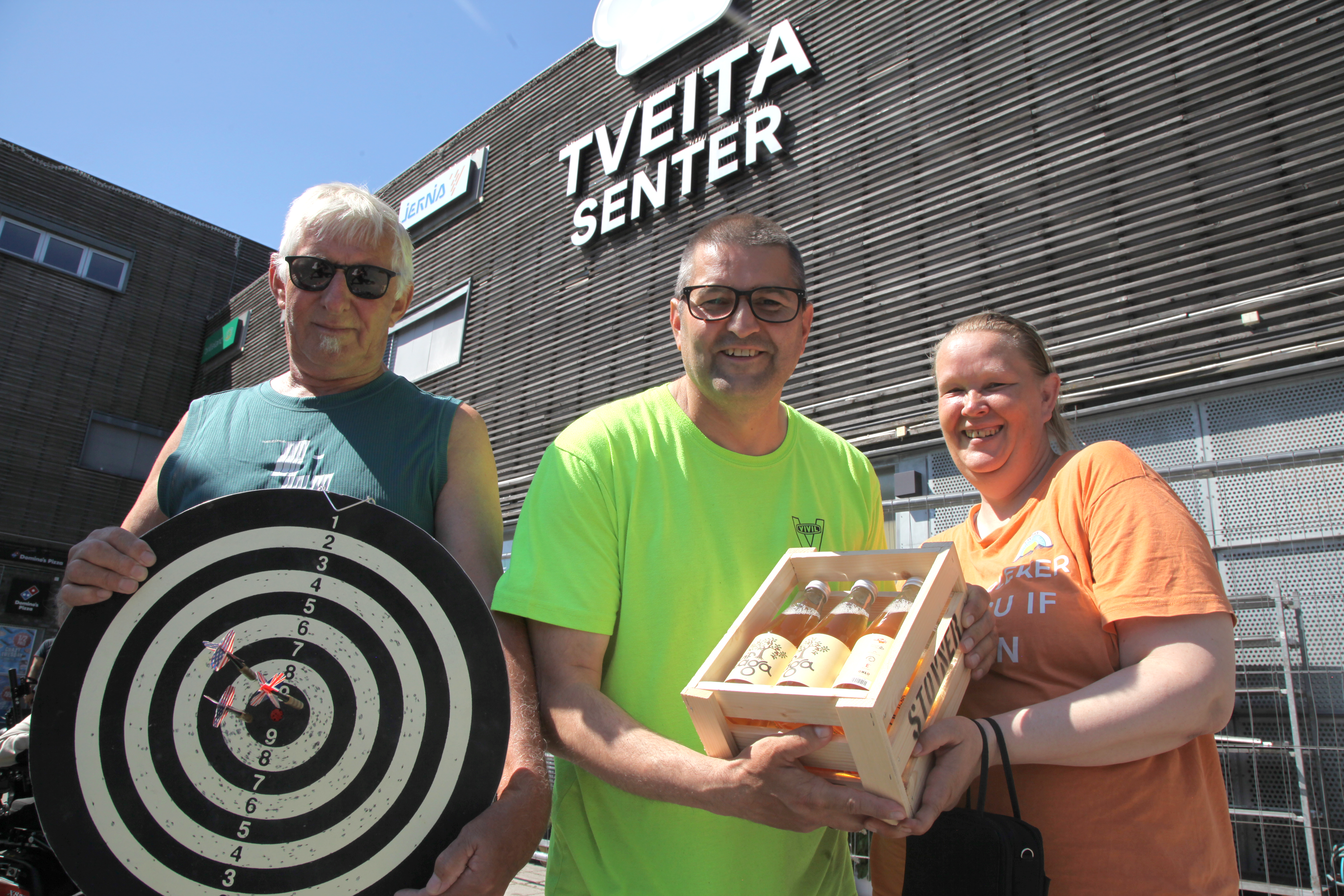 SEIER I SOLA: Her ser vi Tore Karlsen (f.v.), Per Nordby og Maresa Borchgrevink Nordby. Per fikk fylt opp lagrene med frisk eplemost etter seieren i fjor. Foto: Rolf E. Wulff.