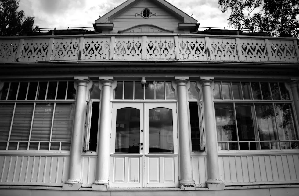 SKUMMEL UTGAVE: Det er ingen ting ved avishuset som er skummelt. Men det skal sies at på sene høstkvelder, når bladene på trærne som omringer huset har falt til bakken, kan det se svært så skummelt ut - og det er flere journalister som har sittet alene på kveldene som tydelig har hørt at noen går på loftet!