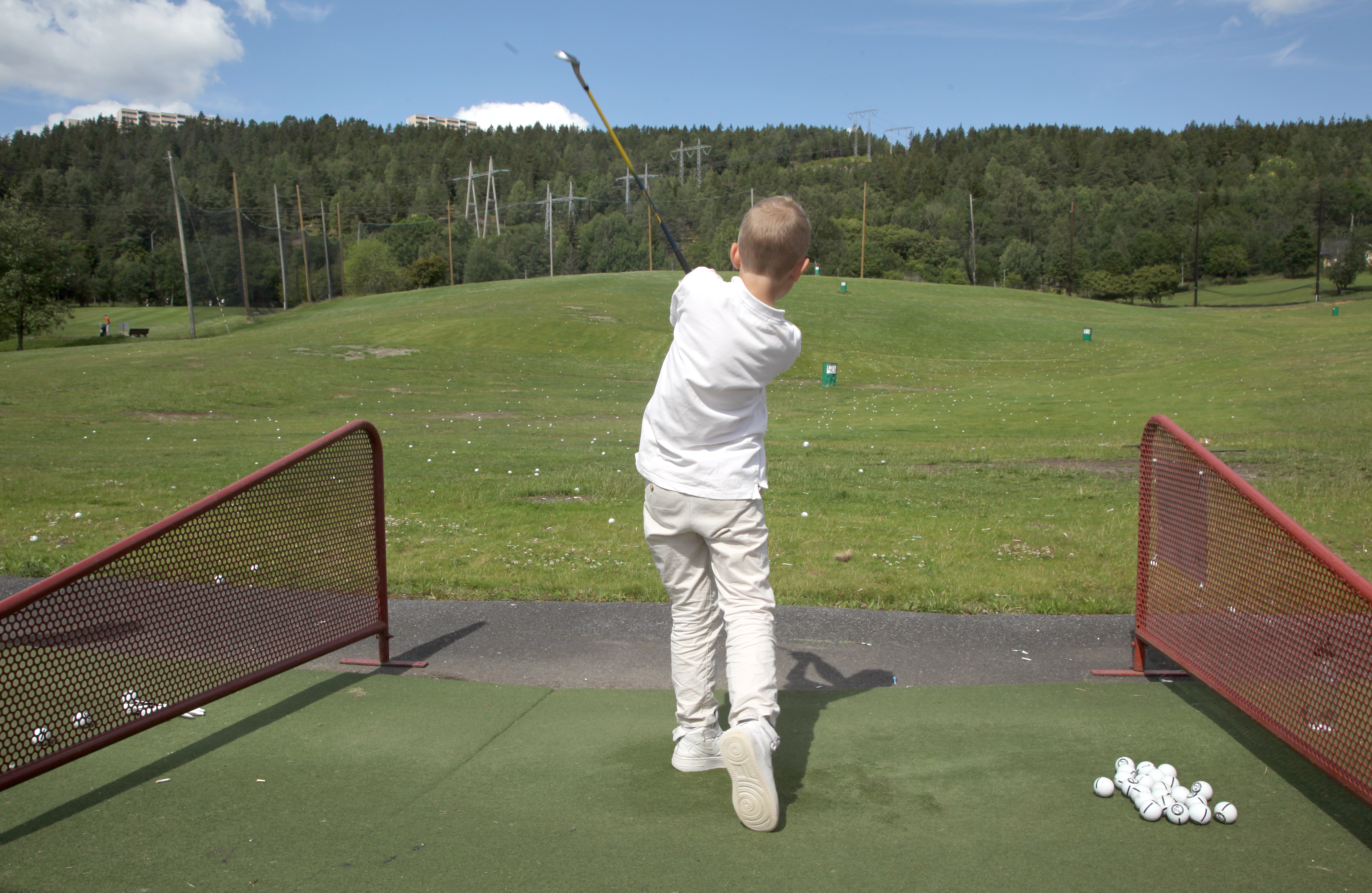 GOD TEKNIKK: Elian (9) viser at teknikken sitter og at golfsvingen har blitt god etter at han er med på golfcampen for andre år på rad.