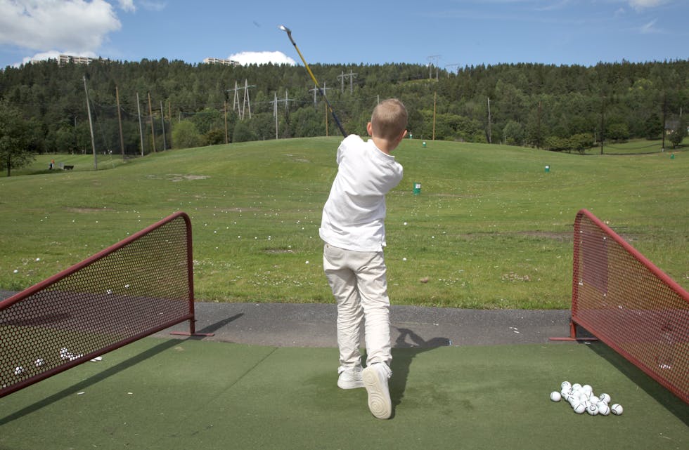 GOD TEKNIKK: Elian (9) viser at teknikken sitter og at golfsvingen har blitt god etter at han er med på golfcampen for andre år på rad.