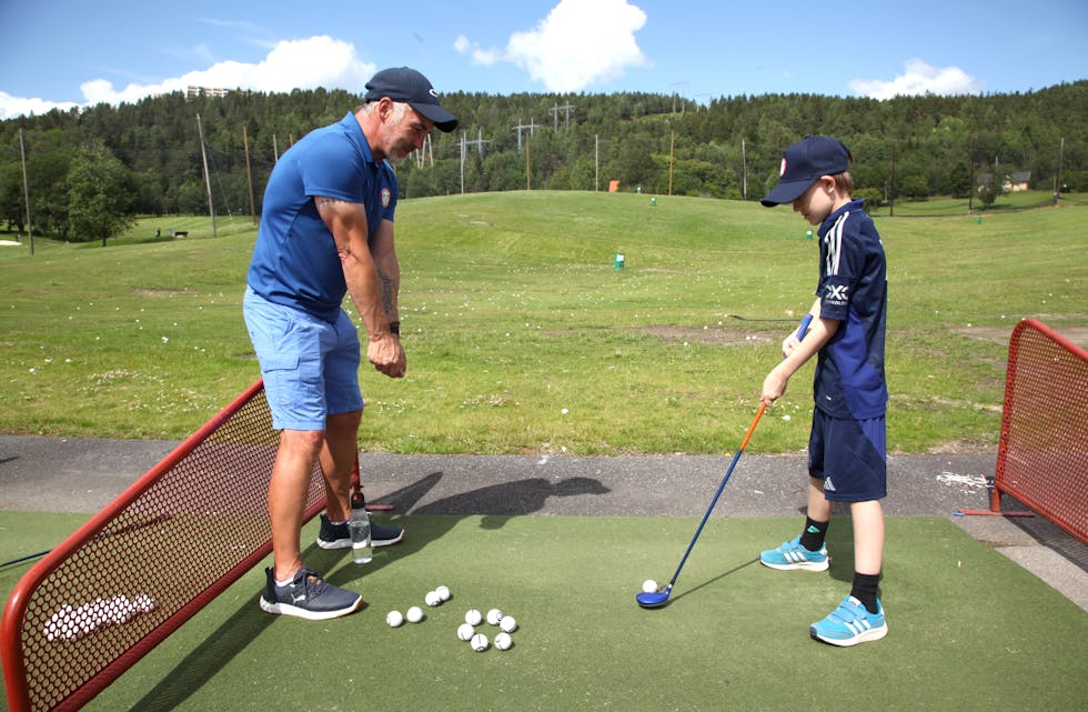 GOD INSTRUKSJON: Pål Hagstrøm viser Tobias (9) hvordan golfkølla skal holdes. Tobias kom som en beskjeden og lite snakkesalig gutt – men det gikk fort over. Etter en uke på golfcampen ville han være med en uke til – dermed ble familiens ferie utsatt!