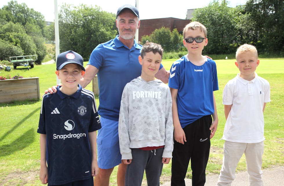 FORNØYDE GOLFGUTTER: Campleder og sportslig ansvarlig i Groruddalen Golfklubbs styre, Pål Hagstrøm, sammen med fire av deltakerne på årets sommergolfcamp, Tobias (9 f. v.), Adrian (9) og brødrene Philip (12) og Elian (9).