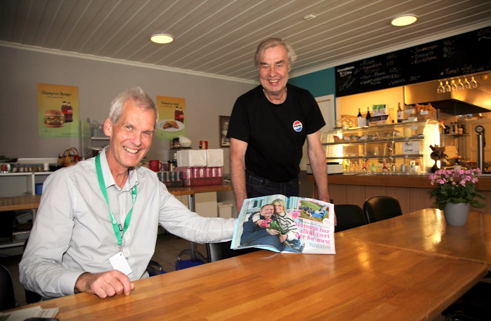 BLE VALGT: Akers Avis Groruddalens Jarle Hansen tar en tur innom Golfkroa titt og ofte – han vet hvor det er god mat. Gunnar Hagavold benyttet anledningen til å vise fram reportasjen med Dagfinn Enerly og moren Kari, som valgte hans spisested både på grunn av lett adkomst og suveren mat.