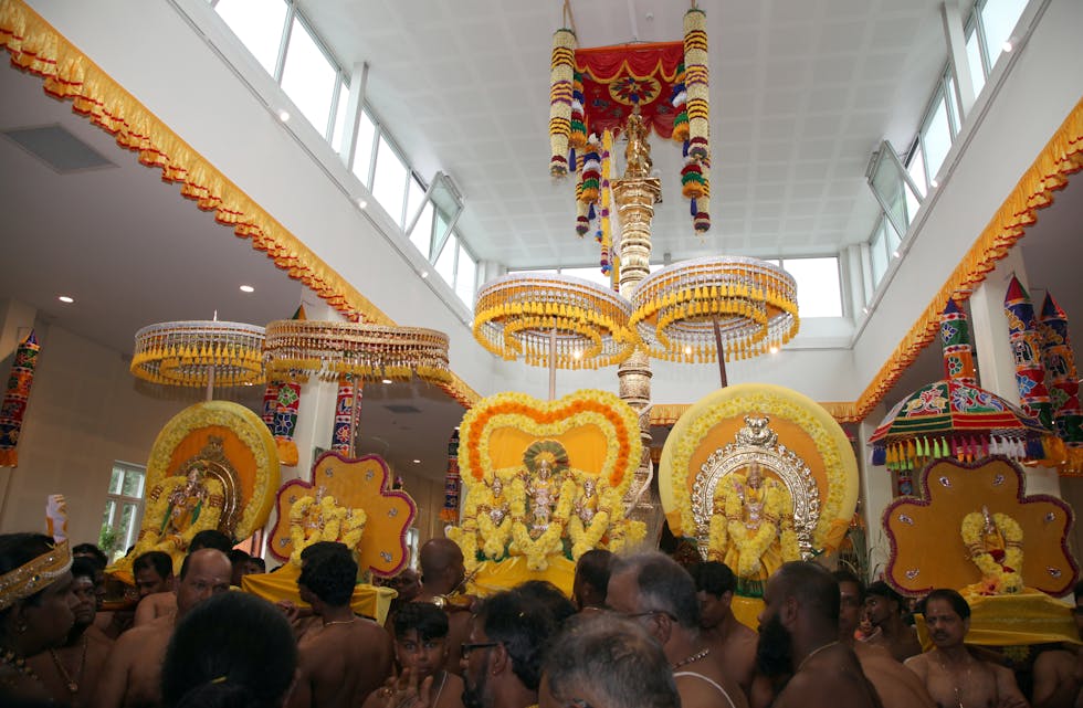 TIL TOPPS: Symbolflagget ble heist under en høytidelig seremoni som markerte åpningsdagen av den 12 dager lange religiøse festivalen. Den skal henge helt oppunder taket på tempelet helt til festivalens slutt.