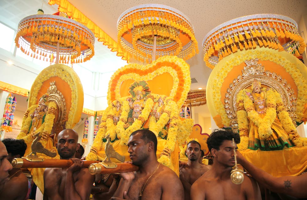 FARGERIKE SYMBOLER: Under åpningsdagen av den 12 dager lange festivalen ble symbolflagget heist, mens andre symboler innen hinduismen ble båret rundt i tempelet.