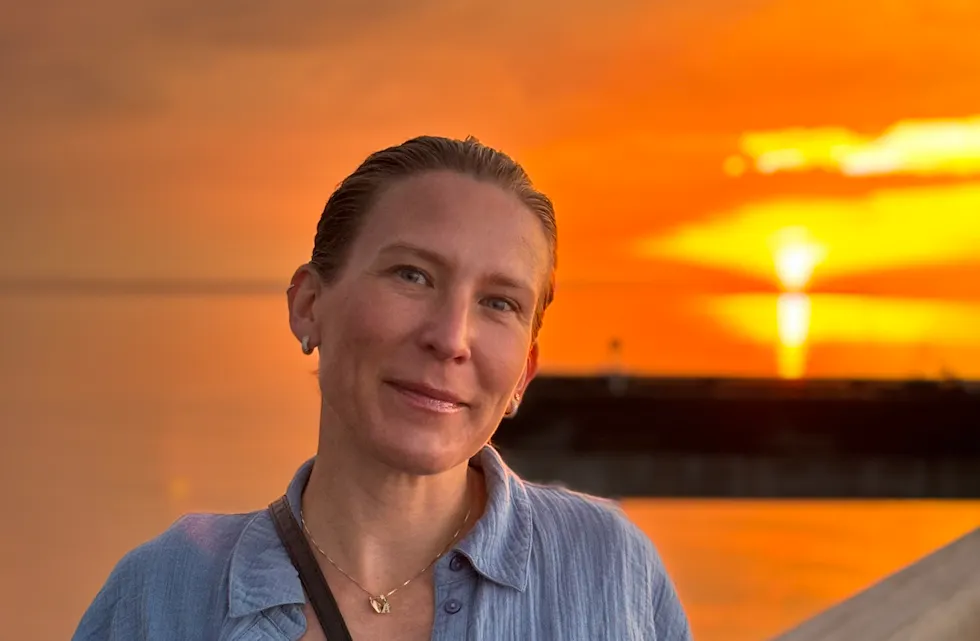 Bydelsdirektøren nyter solnedgangen under varmere himmelstrøk