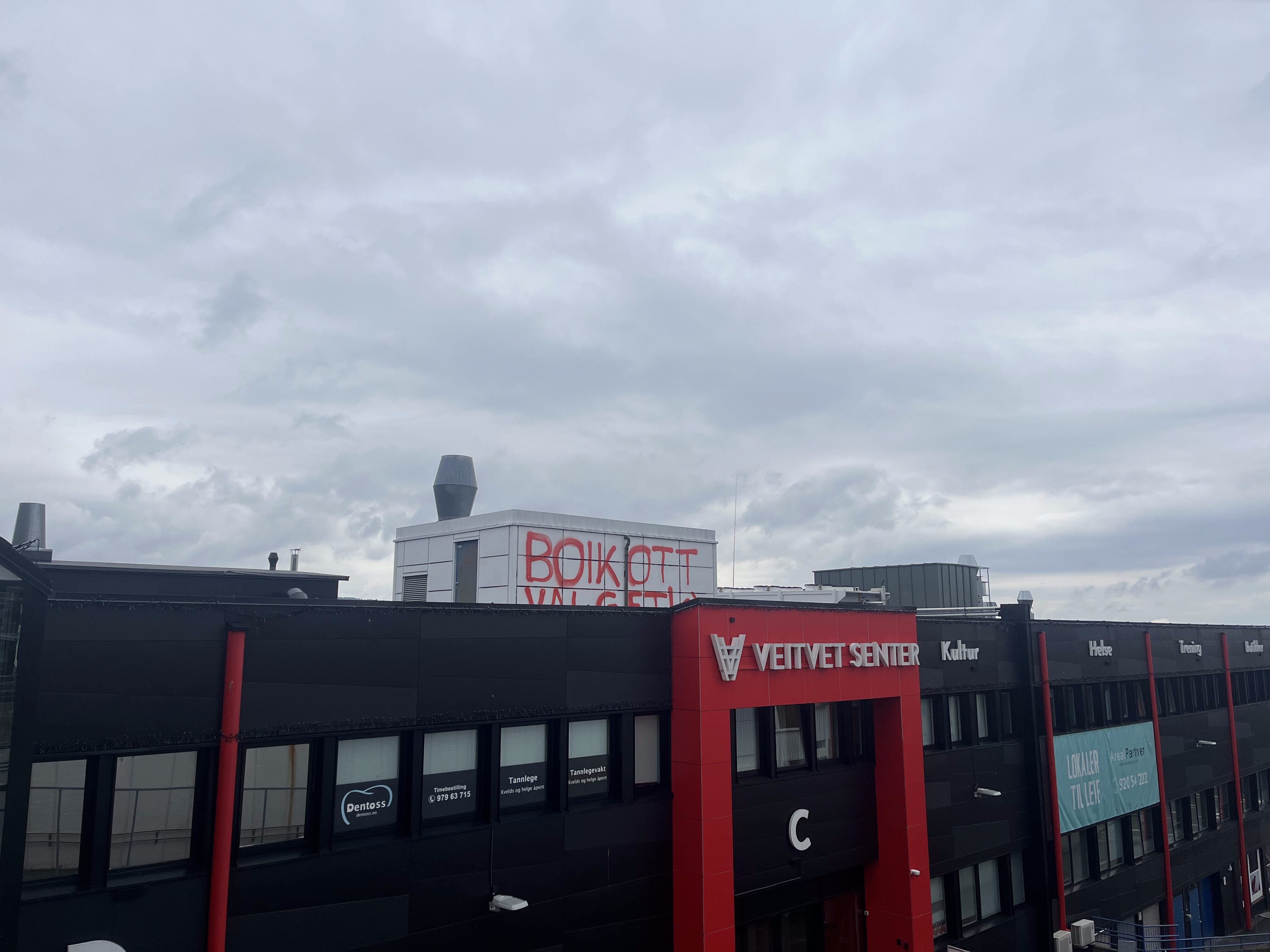 SYNLIG: «Boikott»-budskapet er sprayet på stålkonstruksjonen over hovedinngangen til Veitvet senter, og er godt synlig fra t-banestasjonen.