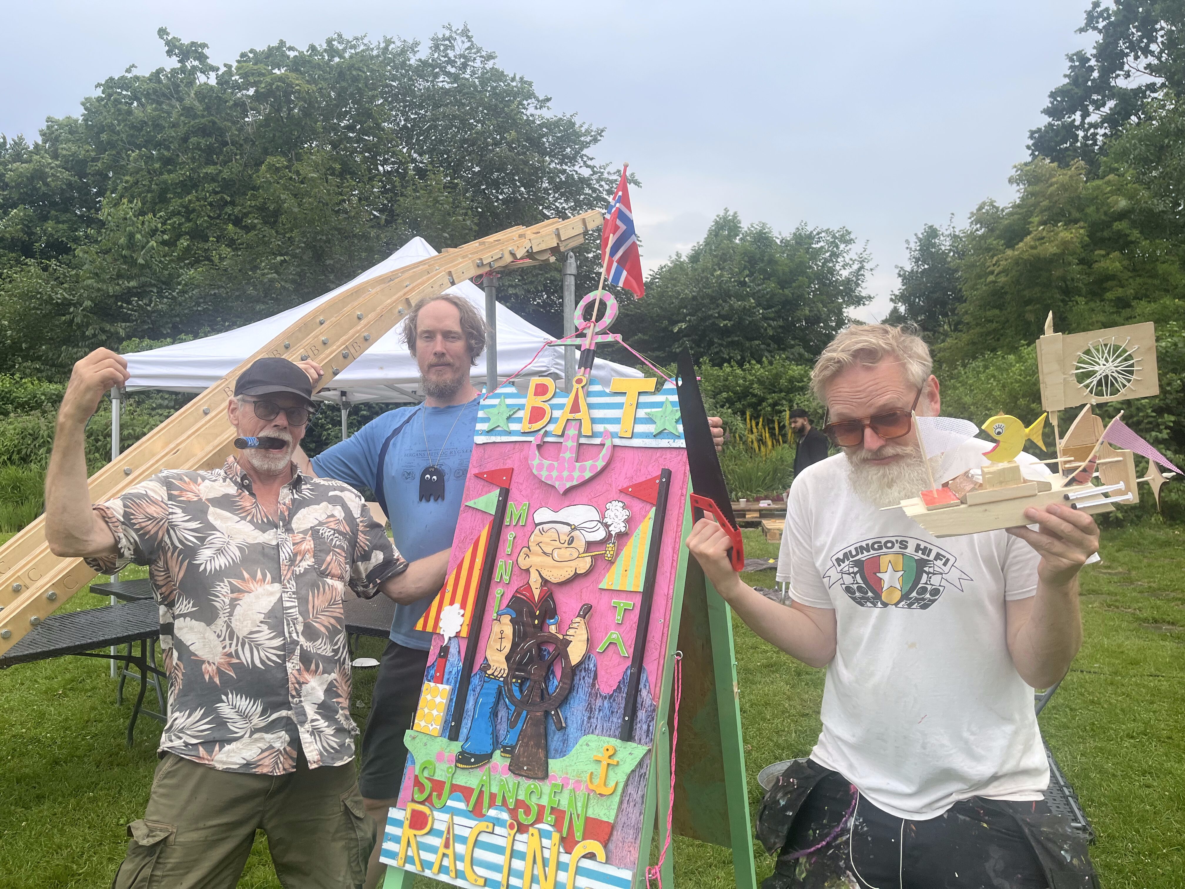 VELLYKKET: Johnny Fauchald (f.v.), Christopher Wiedswang og Espen Justdal har denne uken arrangert «verdens kuleste» båtrace for barn og ungdom gjennom organisasjonen «Vi er alle». Over 30 båter har vært i aksjon på rampen, hvor barna har fått hjelp til å lage racerbåter i ulike stiler, farger og former.