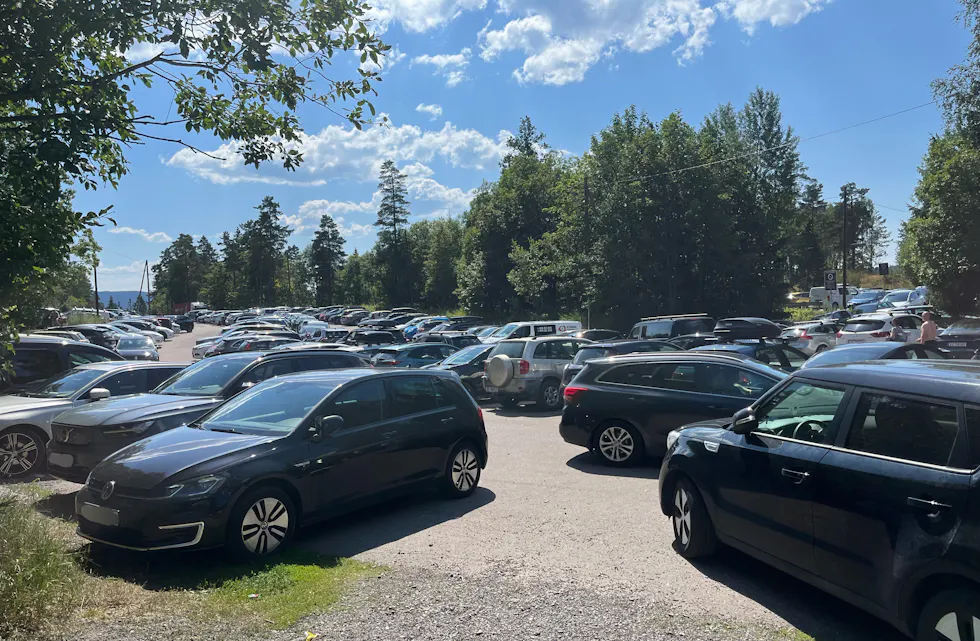 KAOS: Stappfullt ved Badedammen på Grorud søndag. Biler sto tett i tett, og flere hadde parkert utenfor oppmerkede plasser – noe som kan hindre framkommeligheten for nødetatene.