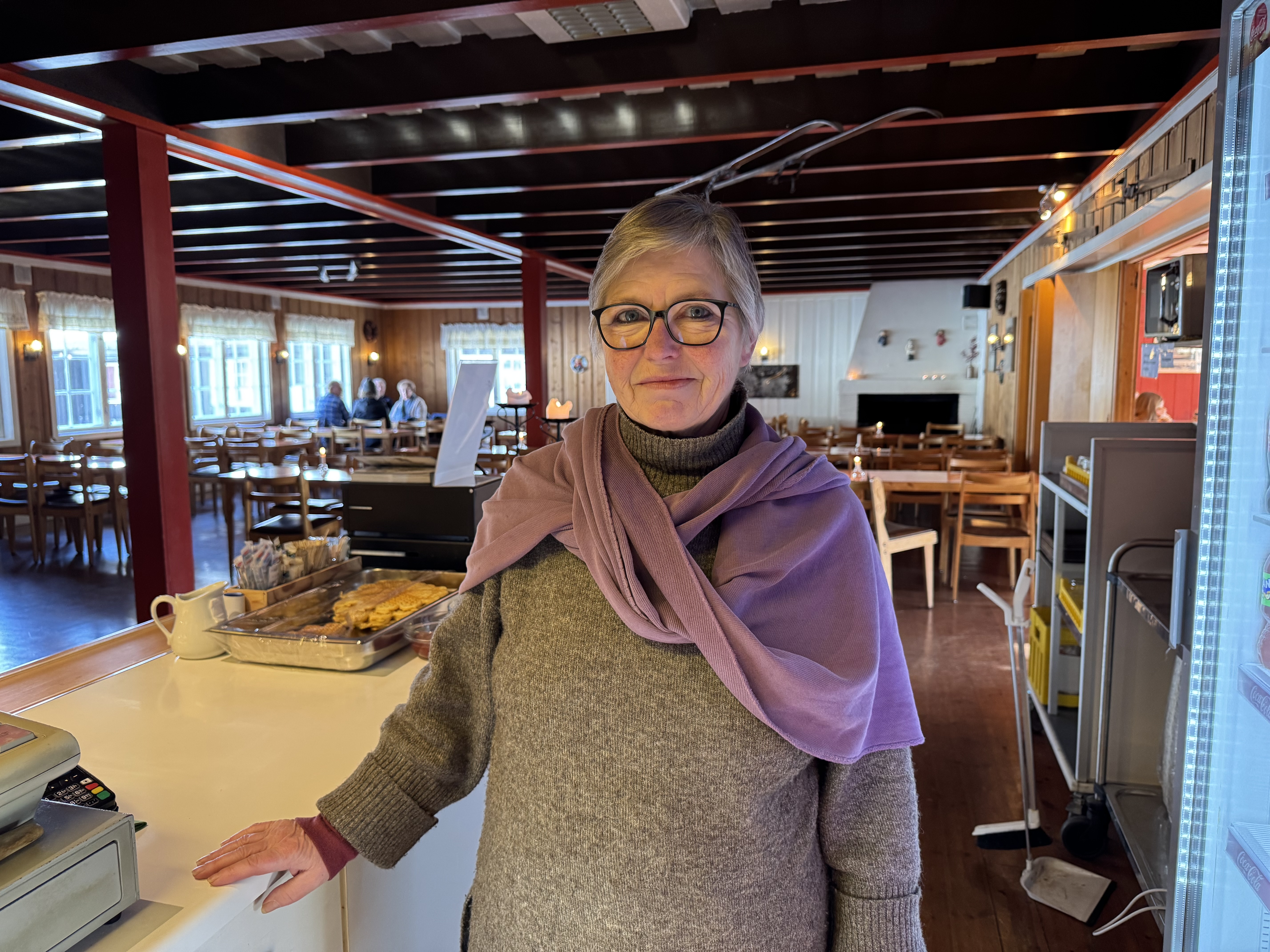 GIR SEG: Dorthe Nygaard inne på Linderudkollen sportstue, hvor hun har ønsket turgåere velkommen med varme smil og nystekte boller i en årrekke. Nå venter en ny tilværelse med mer ro og frihet. Foto: Sindre Veum Apneseth.