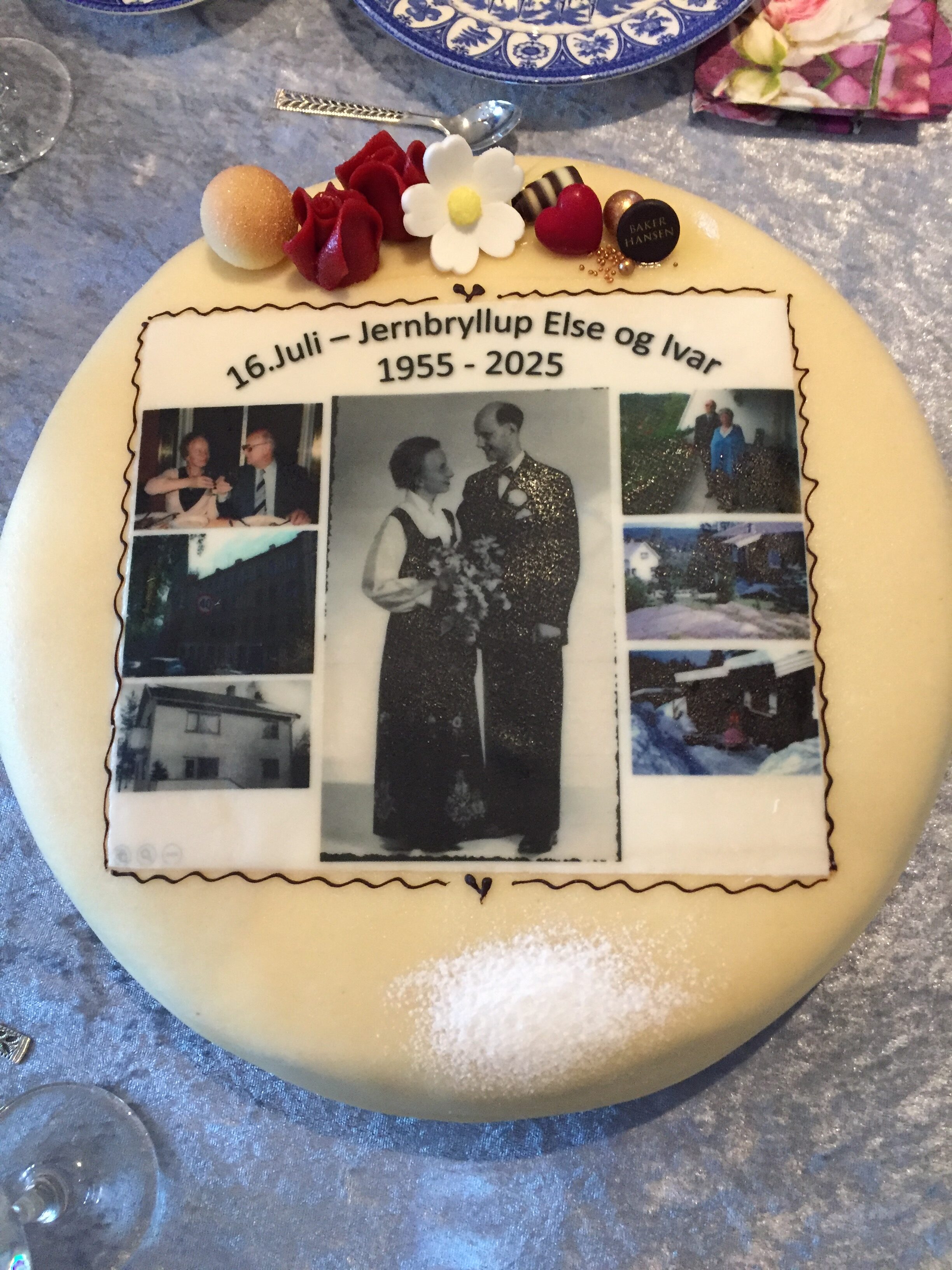Jubileumskaken var pyntet med bilder fra bryllupet i 1955 og livet de har delt sammen i 70 år.