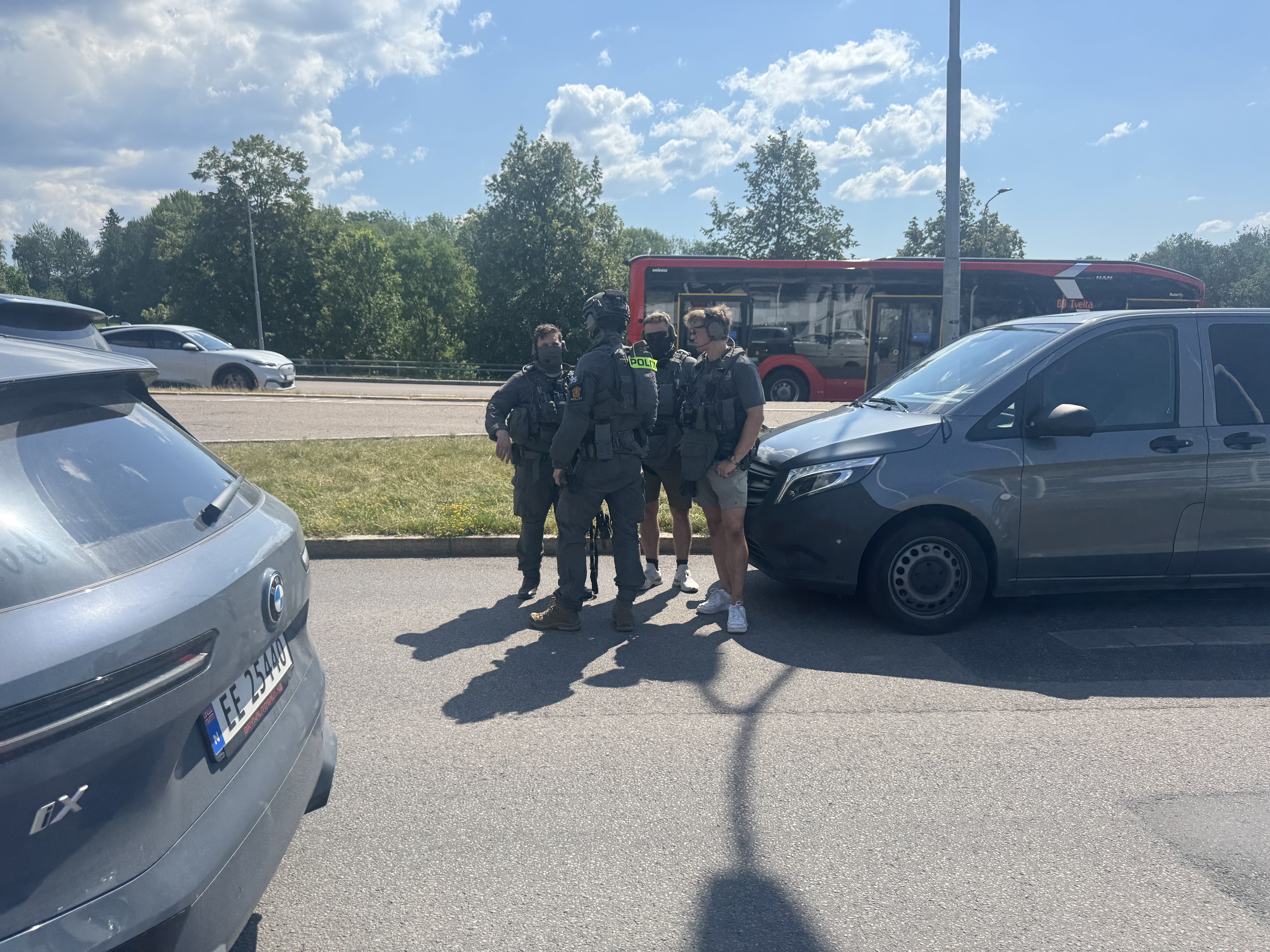 TUNGT BEVÆPNET: Hendelsen ble kodet som Pågående livstruende vold, og politiet var tungt bevæpnet. 