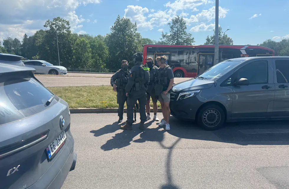 TUNGT BEVÆPNET: Hendelsen ble kodet som Pågående livstruende vold, og politiet var tungt bevæpnet.