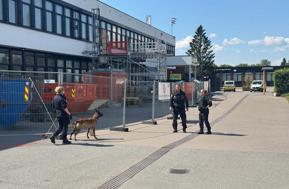 STORE RESSRUSER: Hundepatruljen ble koblet på og gjennomfører her undersøkelser i skolegården til Hellerud videregående skole.