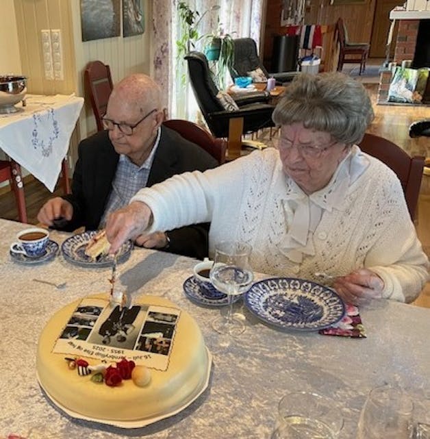 Ivar og Else Hansen skjærer i jubileumskaken under markeringen hjemme hos sønnen og samboeren på Røykås.