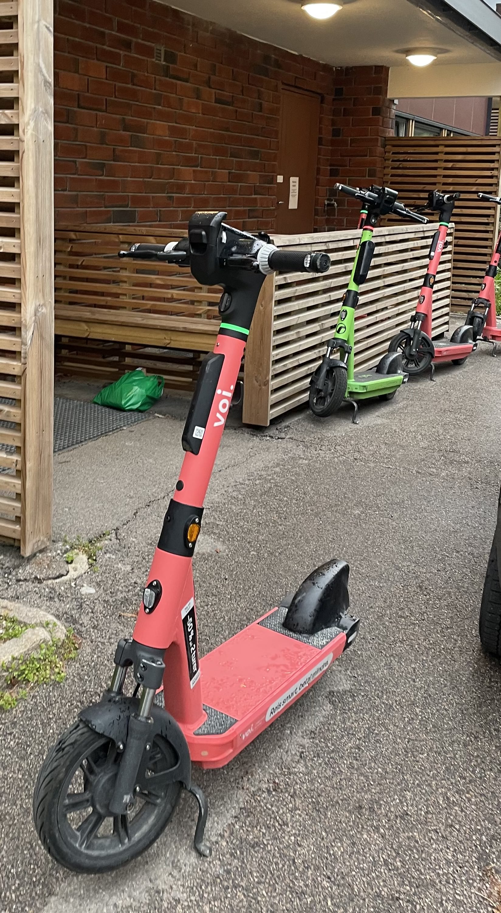 IKKE UTYPISK: Slik har det sett ut flere ganger utenfor blokka til Jan Bøhler. Det til tross for at området i utgangspunktet er stengt for alle som ikke er gående med bom.