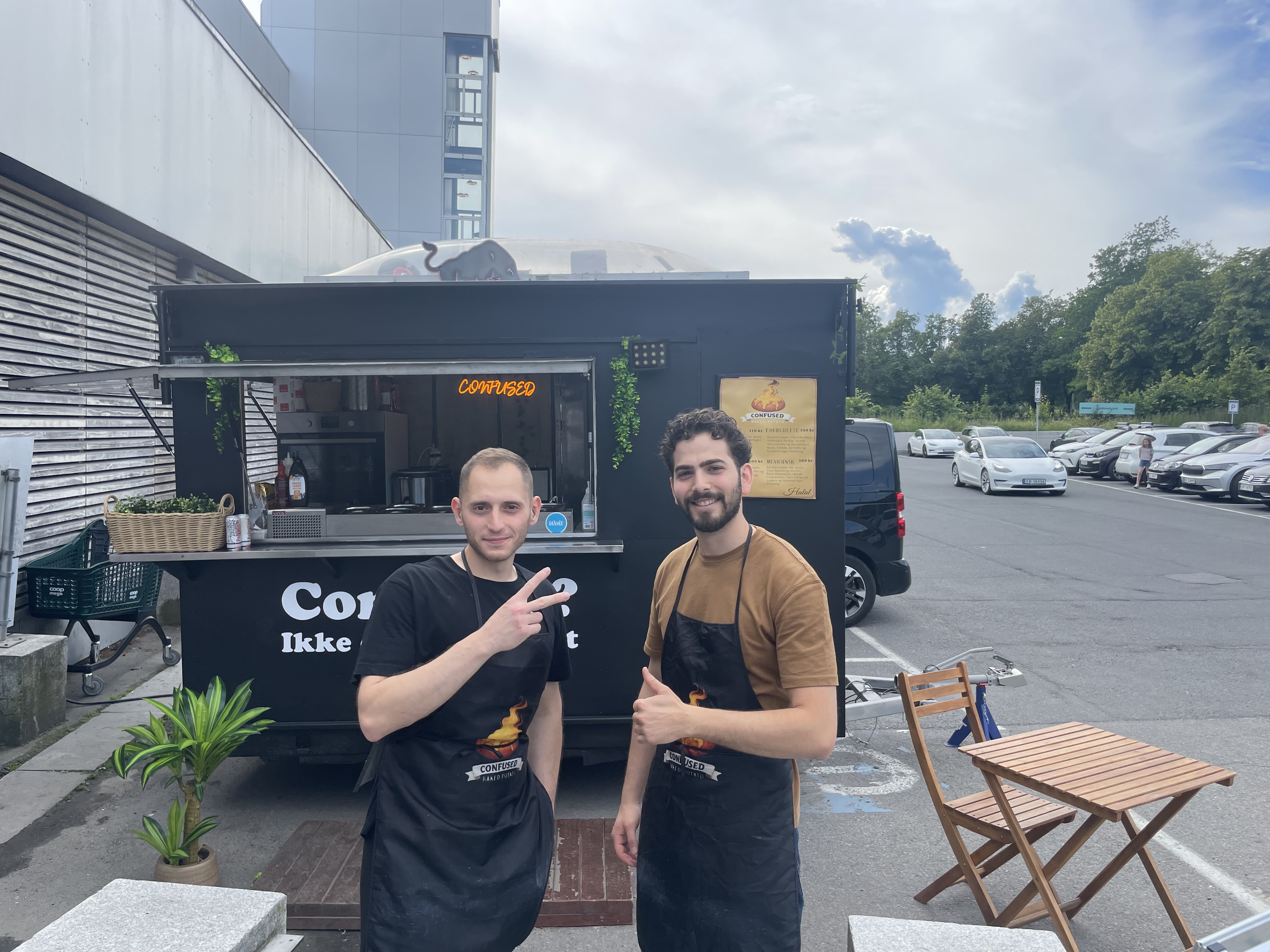 MAT MED MENING: Kompisene Mohammed Hussam og Obada Badran står bak «Confused? Baked potato» – en foodtruck med egne smaker og store planer.