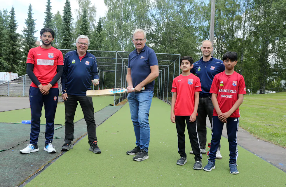HELE BYGDA: Haugerud IF er en klubb for hele Haugerud/Trosterud-området, også mellom blokkene - og ikke minst en klubb som favner det store og brede flerkulturelle miljøet i området. Det har gitt rom for å starte opp nye idretter slik som cricket. Fasihullah (16, f. v.), styreleder Dag Endal, generalsekretær i Oslo Idrettskrets, Magne Brekke, Hadi (11) daglig leder Jone Hjorteland og Zakarya (11).