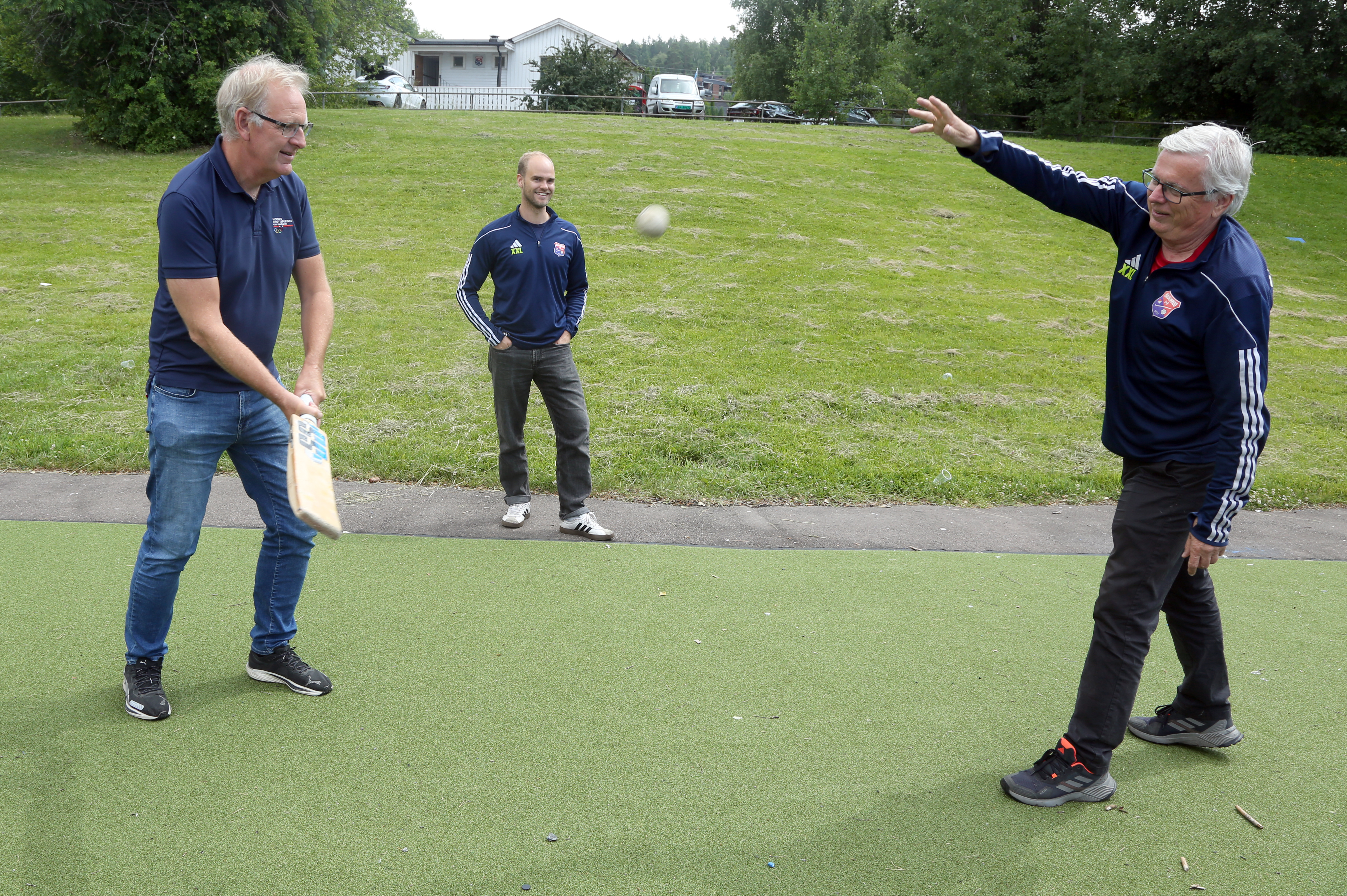 UKJENT IDRETT: Hverken Magne Brekke eller Dag Endal har spesielle kvalifikasjoner innen cricket, men det er en av idrettene som står på programmet i Haugerud IF og som viser det store breddetilbudet i klubben.