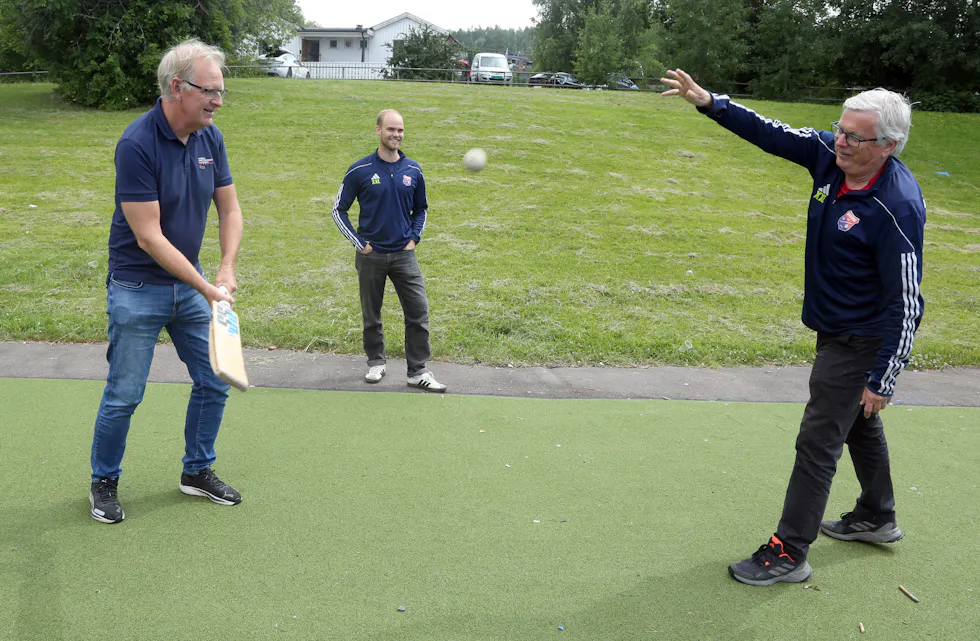 UKJENT IDRETT: Hverken Magne Brekke eller Dag Endal har spesielle kvalifikasjoner innen cricket, men det er en av idrettene som står på programmet i Haugerud IF og som viser det store breddetilbudet i klubben.