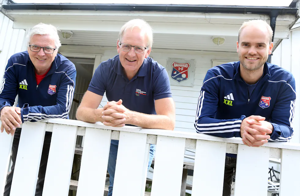 Dag Endal (f. v.), Magne Brekke og Jone Hjorteland hadde mye å snakke om på klubbhuset til Haugerud IF.