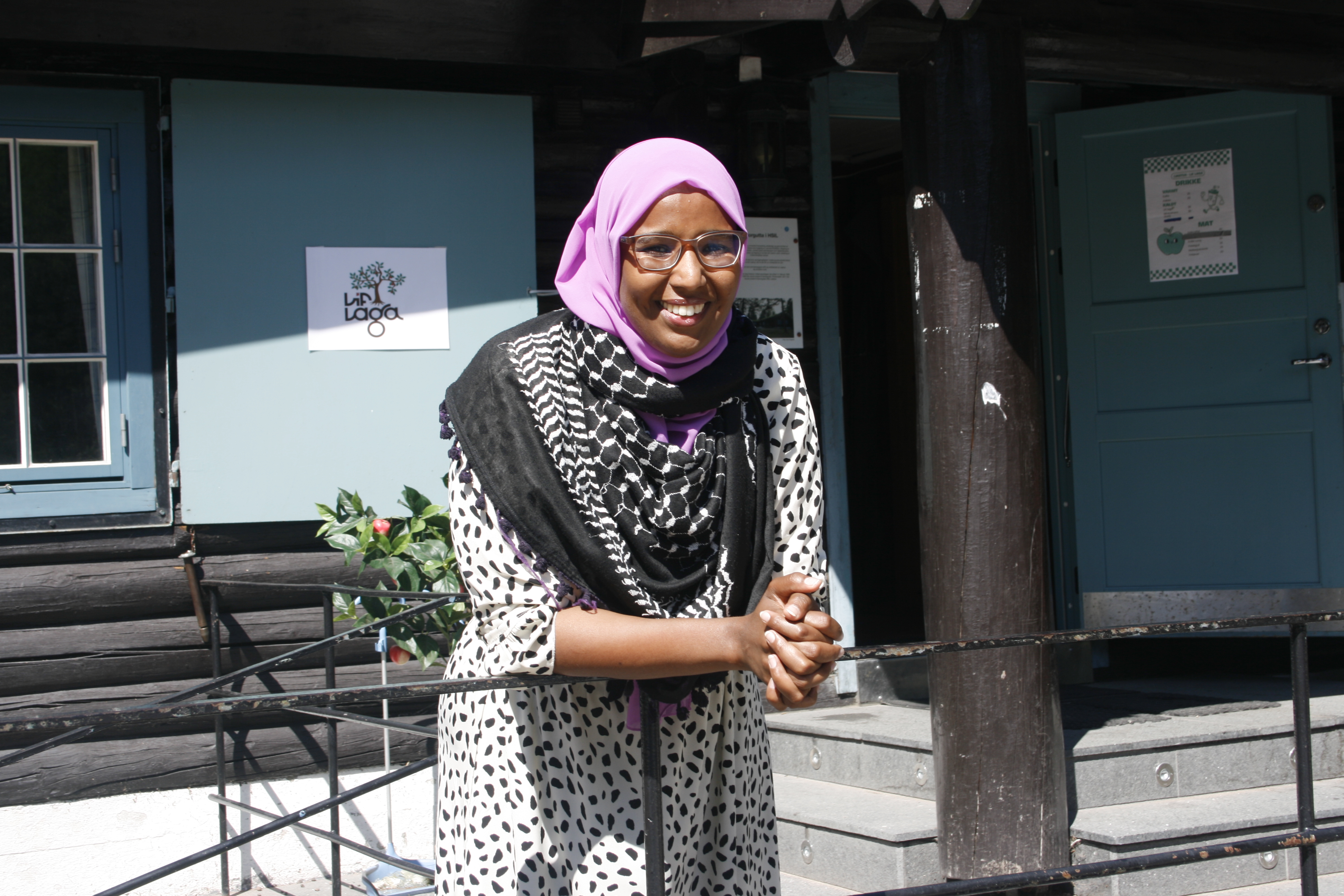 TA TUREN HIT: Marian Hussein (SV) er ordentlig Stovner-dame, og inviterte oss opp til Liastua for en prat om sommeren. De faste jordbærene ble for anledningen byttet ut med Líf Lagas populære eplevafler.