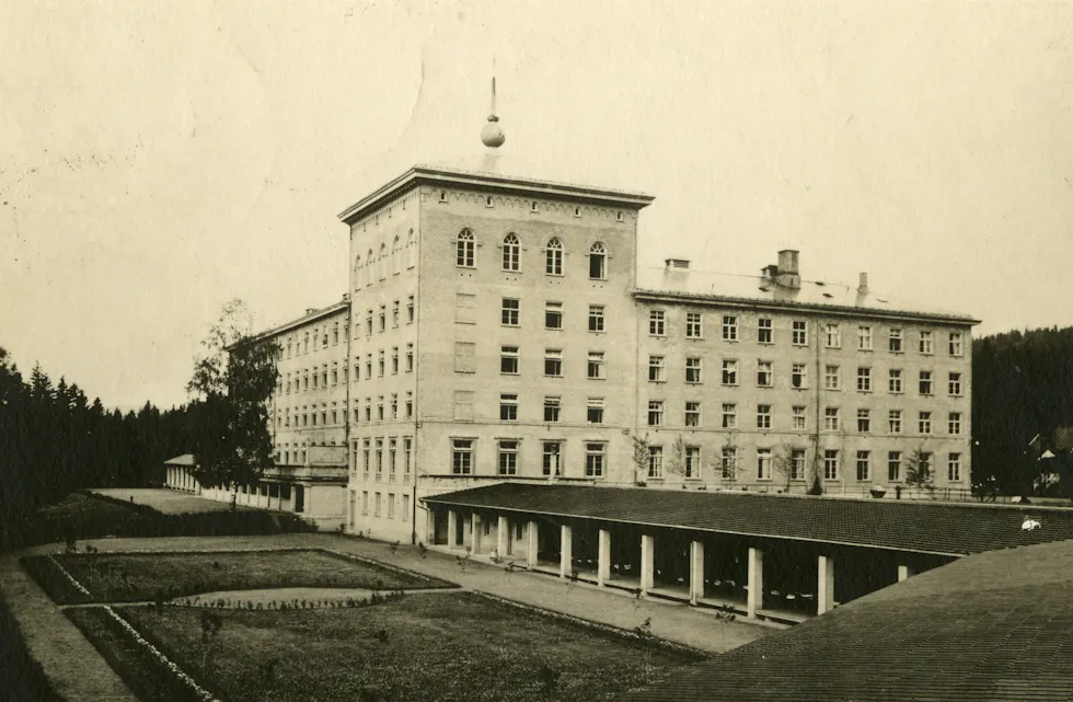 NYTT BYGG: Glittreklinikken ble bygd om og ble etter hvert et generelt lungesykehus. Foto: Wikipedia