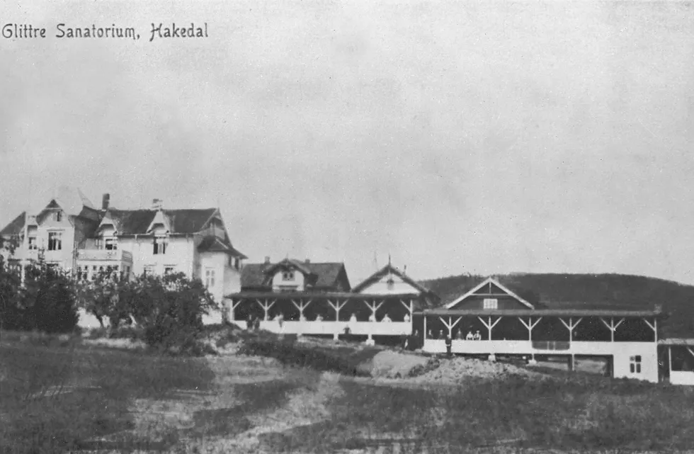 FØRSTE BYGG: Helt i begynnelsen var Glittre Sanatorium i Hakadal privateid. Foto: Wikipedia