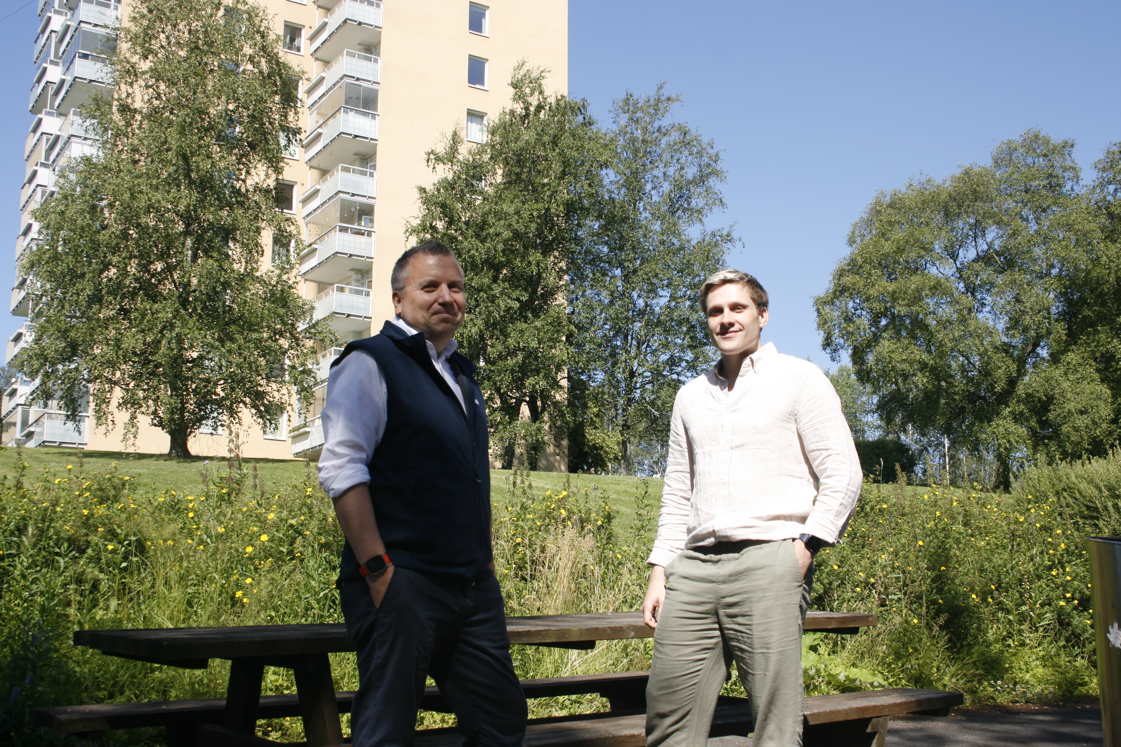 GODE GREP: Øistein Gamst Sandlie, konserndirektør forvaltning og rådgivning i OBOS (t.v.), og styreleder i Bjerke borettslag, Joakim Holtsmark, er klare på at det er mye borettslag kan gjøre for å bli mer energismarte, så lenge det finnes støtteordninger.