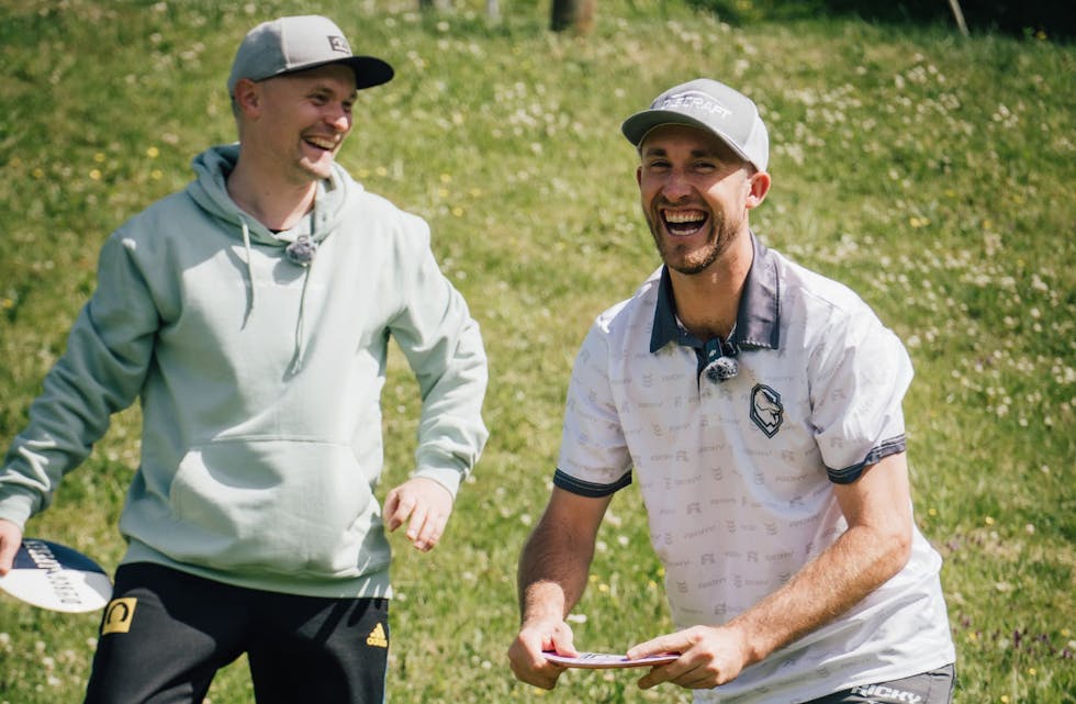 – FANTASTISK MORO: Ricky Wysocki (til høyre) var på norgesbesøk denne uka - og tok seg like gjerne en runde på Stovner med Discgolferen - Jon Brenden. FOTO: Remi Antonsen