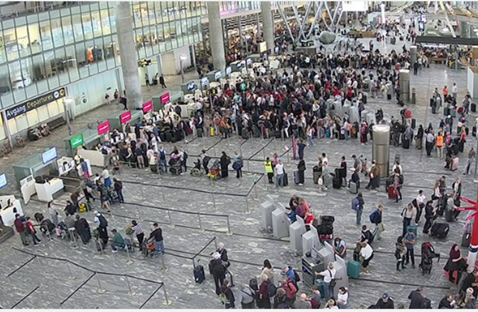 KØTRØBBEL: Overvåkningsbildene fra Gardermoen vitner om lange køer. (Foto: Skjermdump/Avinor).