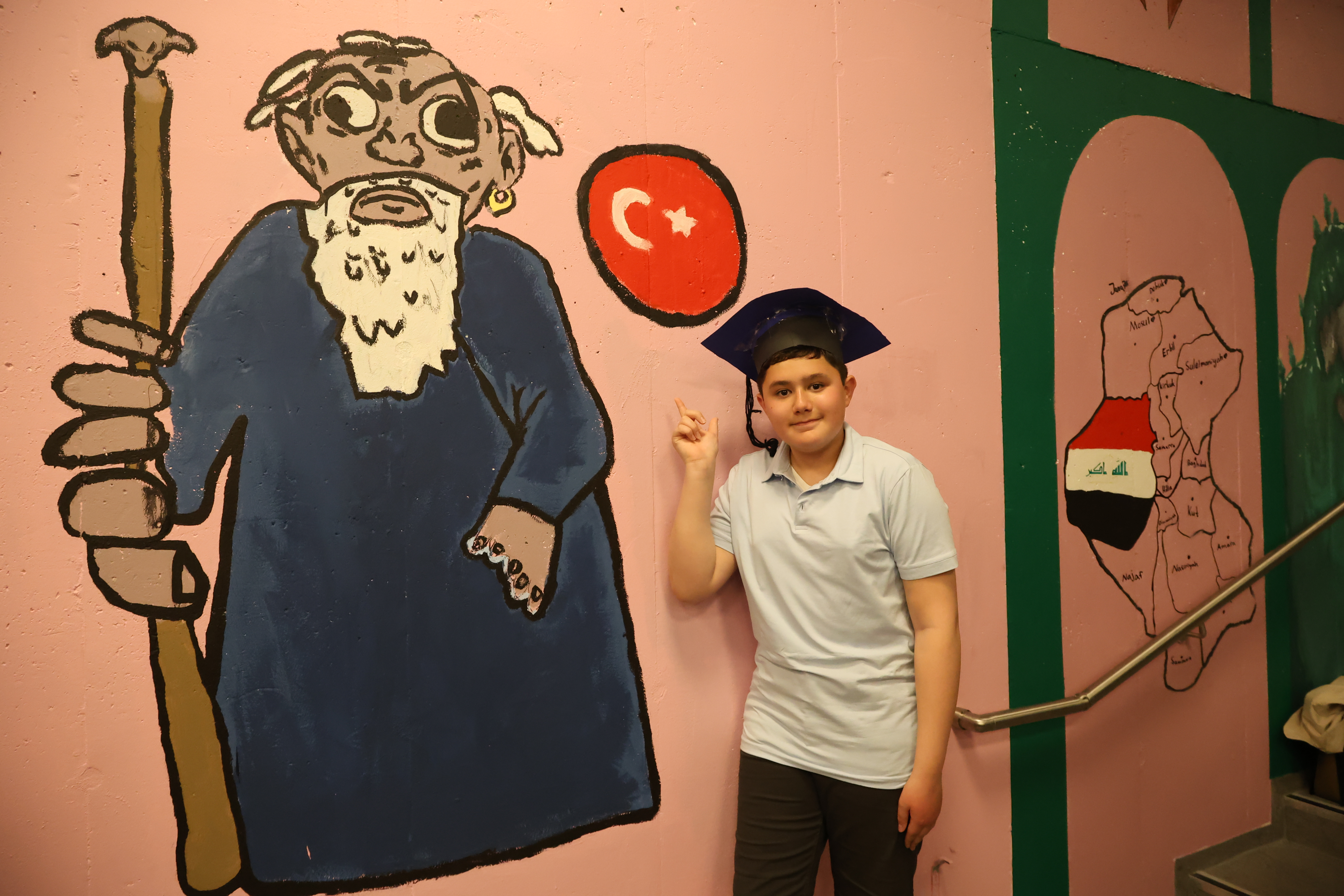 MONSTER: Ibrahim Deniz fra Tyrkia peker på monsteret han har malt. (Foto: Tom Evensen)