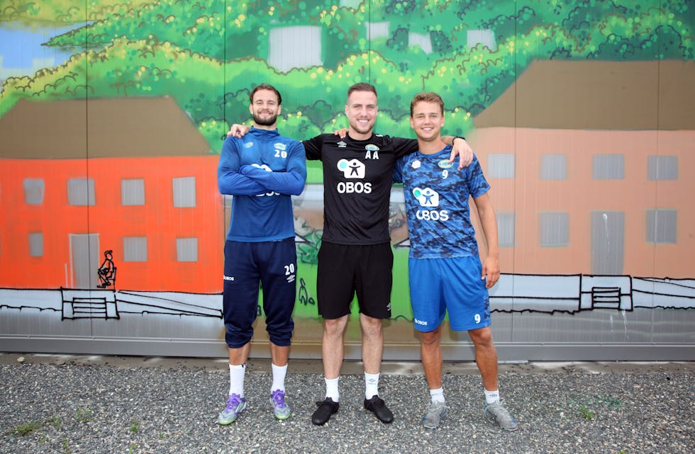 INSPIRERENDE VEGG: Luka Fajfric (f. v.), Anders Alrek og Preben Ask står foran den delen av veggmaleriet som er tilegnet de to gamle kommuneboligene i Grorudveien hvor henholdsvis spisestedet Tatie og Steinhoggermuseet holder hus. Veggen skal inspirere spillerne til å finne tilbake til Grorud-identiteten som trener Anders føler ikke har vært like tydelig i det siste som tidligere.