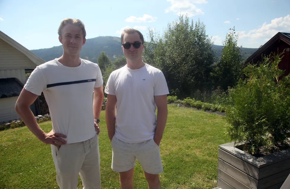 OVERBEVISTE BARNDOMSKAMERATER: Magnus Milan Vold (t. v.) og Bartosz Gnyla er ikke i tvil om at sanatorium og gamle hvite tomme hus er en boltreplass for gjenferd av ymse slag i Hakadal.